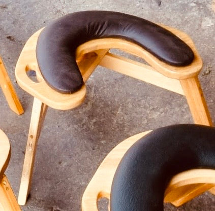 Banco de parto de madera con o sin asiento de vinipiel (color a elegir)